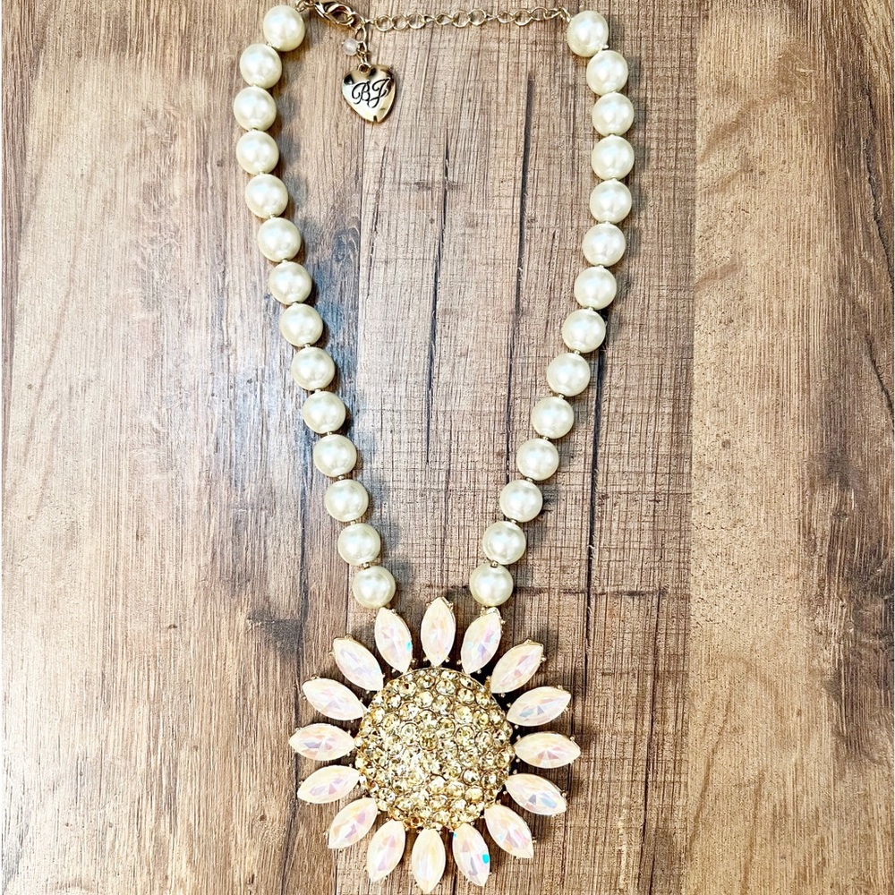 BETSEY JOHNSON RARE Large WHITE Petals Daisy & Pearls Necklace w/Earrings NWT - Picture 10 of 16